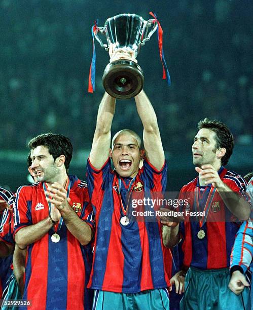 Finale Pokal der Pokalsieger BARCELONA - PARIS ST. GERMAIN 1:0, Luis FIGO/RONALDO mit CUP/PIZZI 14.05.97