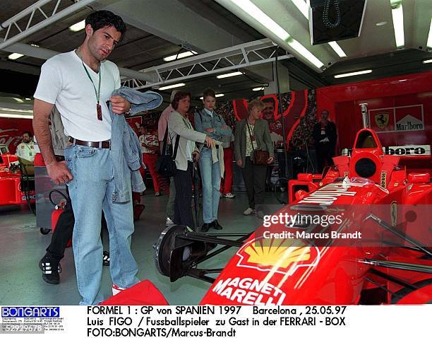 Von SPANIEN 1997 Barcelona; Luis FIGO/Fussballspieler zu Gast in der FERRARI - BOX