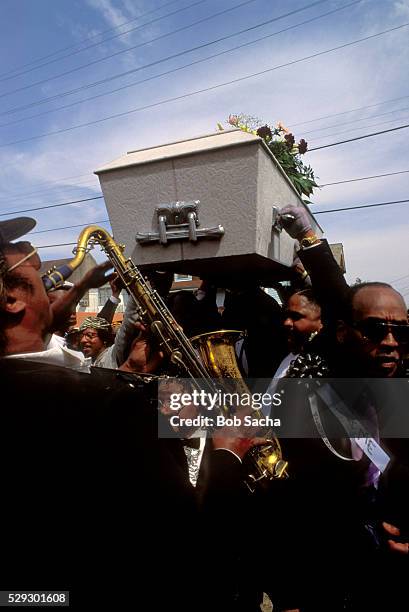 brass band at new orleans funeral - african american funeral stock-fotos und bilder