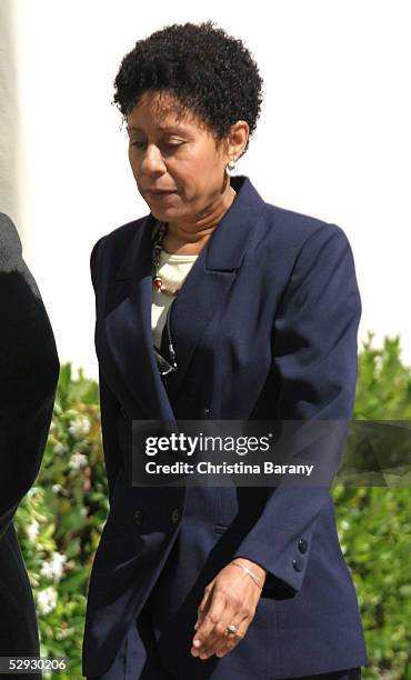 Actress Vernee Watson-Johnson arrives outside the Santa Barbara County Courthouse for Michael Jackson's child molestation trial May 18, 2005 in Santa...