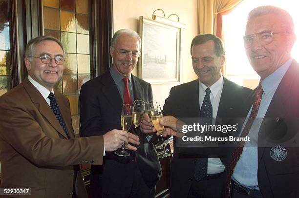 Fuer die WM 2006, Hamburg; Horst R. SCHMIDT , Franz BECKENBAUER, Alan ROTHENBERG , Dr. Friedel GUETT