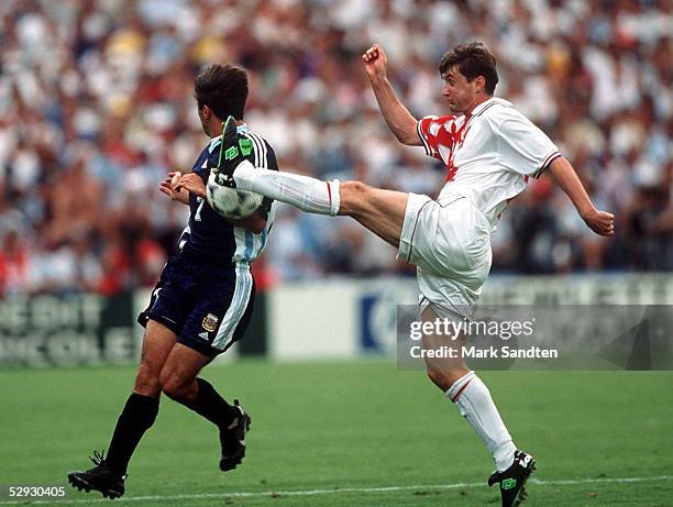 Bordeaux, 26.06.98, ARGENTINIEN 0 , Claudio LOPEZ/ARG, Robert JARNI I/CRO