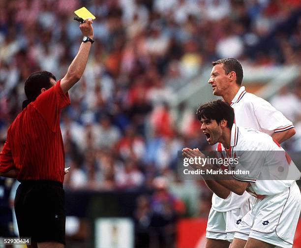 Bordeaux, 26.06.98, ARGENTINIEN 0 , Schiedsrichter Said BELQOLA zeigt Aljosa ASANOVIC/CRO die GELBE KARTE