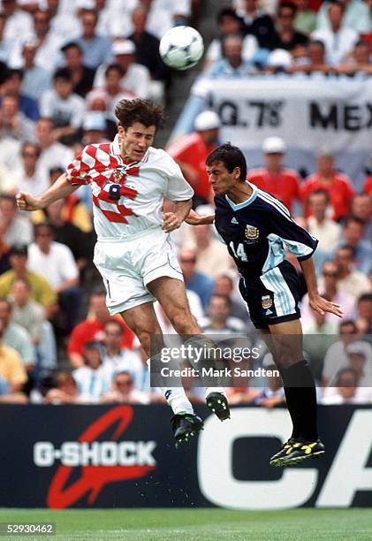 Bordeaux, 26.06.98, ARGENTINIEN 0 , Davor SUKER/CRO, Nelson VIVAS/ARG KOPFBALL