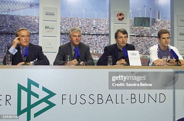 Vaals; DFB PRESSEKONFERENZ zum Ausscheiden der Deutschen Nationalmannschaft; v.l.n.r.: DFB VIZEPRAESIDENT und DELEGATIONSLEITER Gerhard...