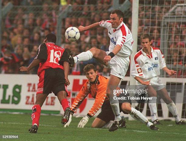Ben SLIMANE/FREIBURG, Torwart Hans-Joerg BUTT, Andrej PANADIC/HAMBURGER SV
