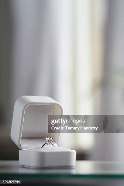 diamond engagement ring in jewelry box - ring box stock-fotos und bilder