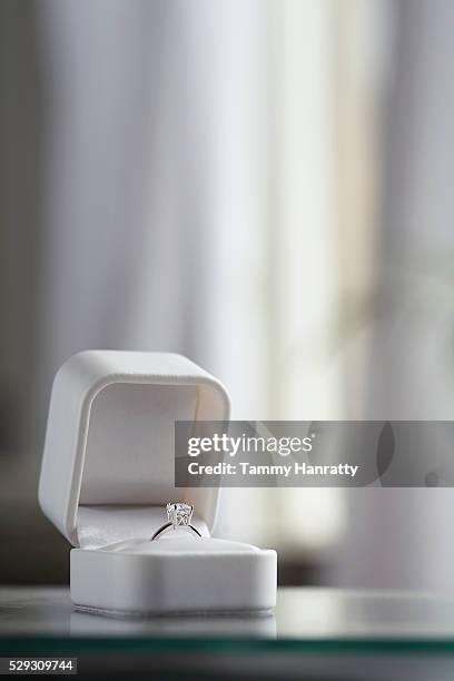 diamond engagement ring in jewelry box - diamond engagement ring box fotografías e imágenes de stock