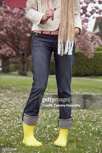 woman wearing rubber boots - pigeon toed stockfoto's en -beelden