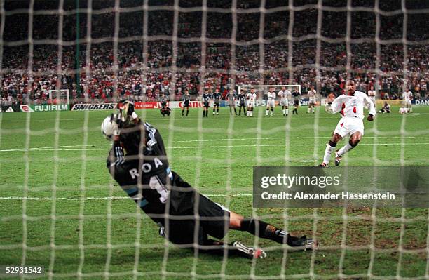 St.Etienne; ARGENTINIEN 5 n.E. ; Torwart Carlos ROA/ARG haelt den Elfmeter von Paul Ince/ENG