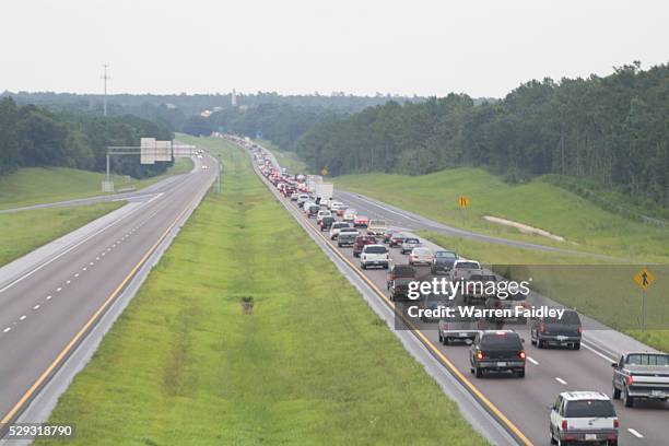 residents fleeing hurricane katrina - evacuation stock pictures, royalty-free photos & images