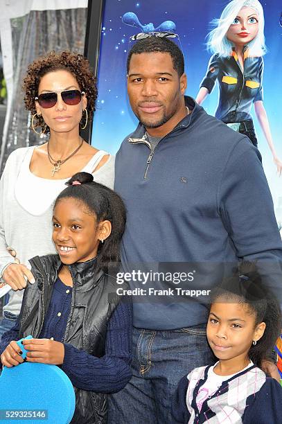 Nicole Murphy and her children arrive with Michael Strahan at the premiere of "Monsters vs. Aliens", held at Gibson Amphitheatre in Universal City.