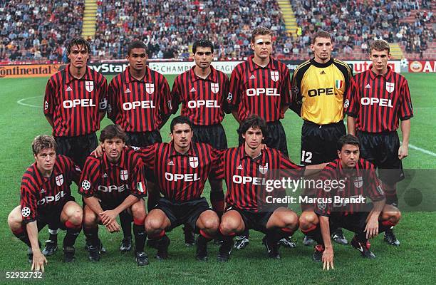 In Mailand; AC MAILAND - HERTHA BSC BERLIN 1:1; MANNSCHAFTSFOTO TEAMFOTO TEAM AC MAILAND; hintere Reihe v. Lks.: Paolo MALDINI, SERGINHO, Roberto...