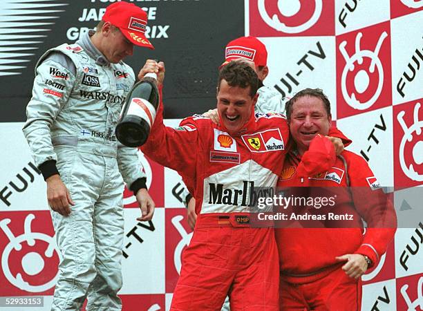 Suzuka; v.l.n.r.: 2. PLATZ fuer Mika HAEKKINEN/FIN - McLAREN MERCEDES -, SIEGER und WELTMEISTER Michael SCHUMACHER/GER, Jean TODT - FERRARI -
