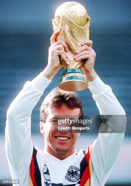 Frankfurt; Lothar MATTHAEUS/GER mit WM POKAL