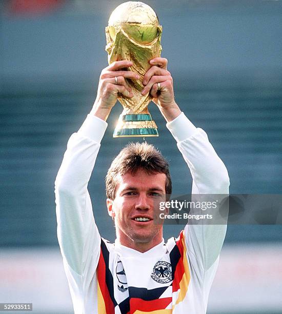 Frankfurt; Lothar MATTHAEUS/GER mit WM POKAL