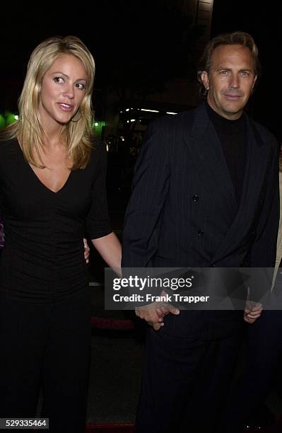 Kevin Costner, alias Murphy in the film, with his companion Christine Baumgartner at the premiere in Los Angeles.