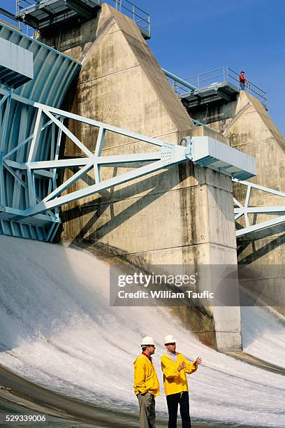 engineers discussing dam - hydroelectric dam stock pictures, royalty-free photos & images