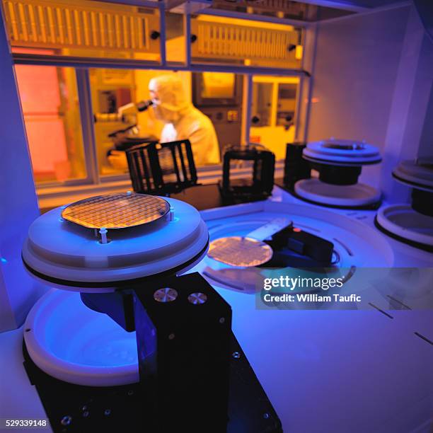 Physics Lab Photos and Premium High Res Pictures - Getty Images
