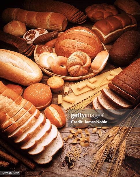 bread and pasta still life - koolhydraat voedsel stockfoto's en -beelden