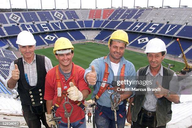 Diese Bauarbeiter setzten das letzte Tribuenen-Teil im Volksparkstadion ein.