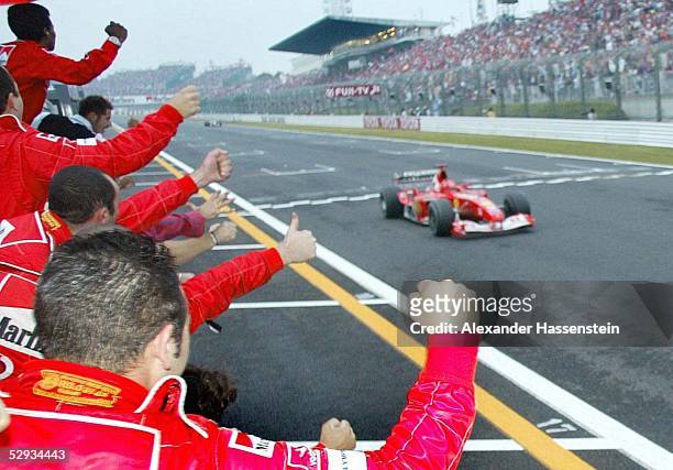 Von Japan 2003, Suzuka; Michael SCHUMACHER/Ferrari faehrt ueber die Ziellinie