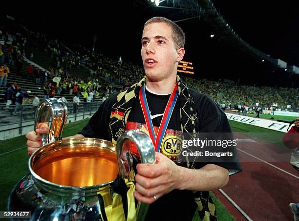 Muenchen 28.05.97, Lars RICKEN mit Pokal