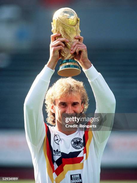 In Italien, Finale, Rom; DEUTSCHLAND 0; DEUTSCHLAND WELTMEISTER; Jubel Rudi VOELLER MIT POKAL/GER