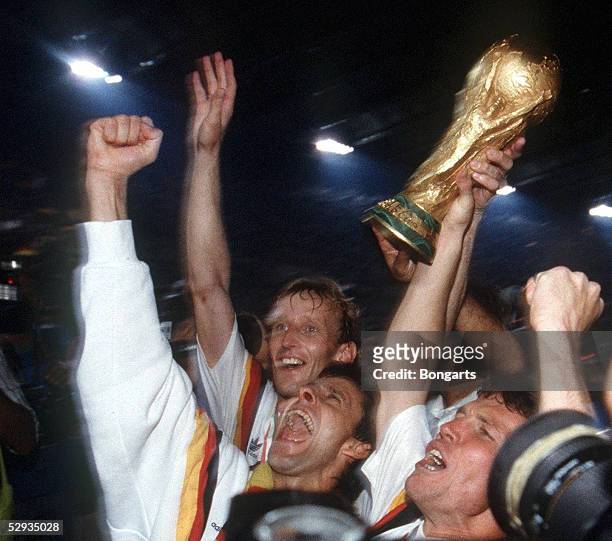 Mailand, 08.07.90, DEUTSCHLAND FUSSBALLWELTMEISTER 1990, Andreas BREHME/Pierre LITTBARSKI/Lothar MATTHAEUS mit WM Pokal/Cup