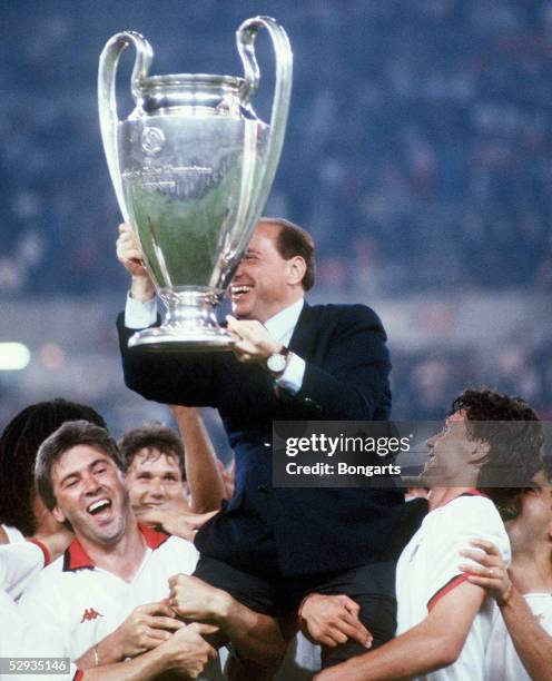 Finale, Athen; AC MAILAND - FC BARCELONA 4:0; Praesident Silvio BERLUSCONI mit Pokal/MAILAND