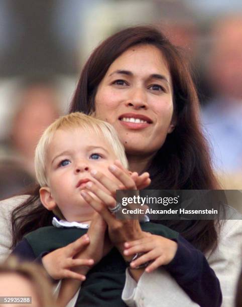 Stuttgart; Debbie KLINSMANN mit Sohn Jonathan