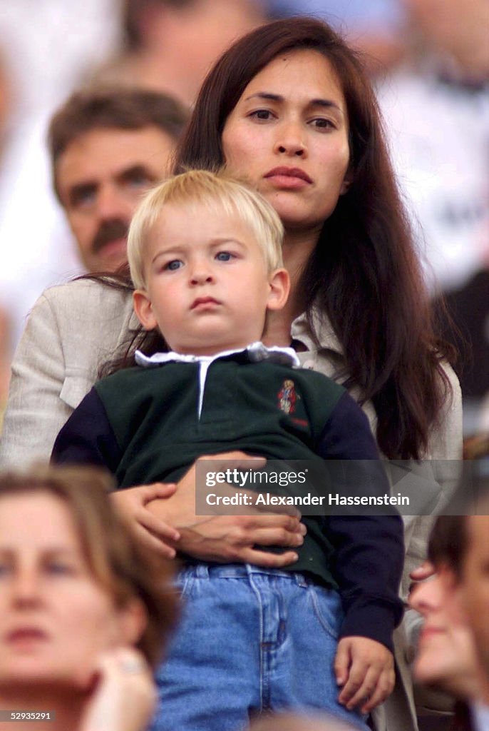 KLINSMANN 1999 Stuttgart Debbie KLINSMANN Mit Sohn Jonathan Photo D klinsmann-1999-stuttgart-debbie-klinsmann-mit-sohn-jonathan-photo-d