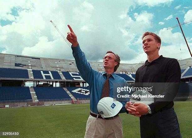 Besuch von Ronald MAUL beim HSV, links: Bernd WEHMEYER