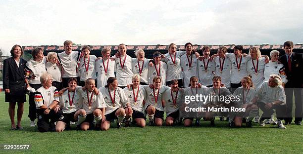 In Oslo/Nor; Die deutsche Frauennationalmannschaft gewann die Europameisterschaft in Norwegen/FRAUEN EUROPAMEISTER 1997/Jubel/Pokal