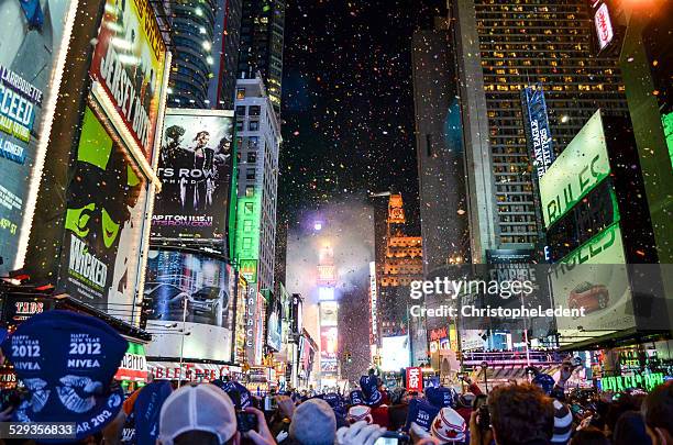 new years eve ball drop in time square - times square manhattan new york stockfoto's en -beelden