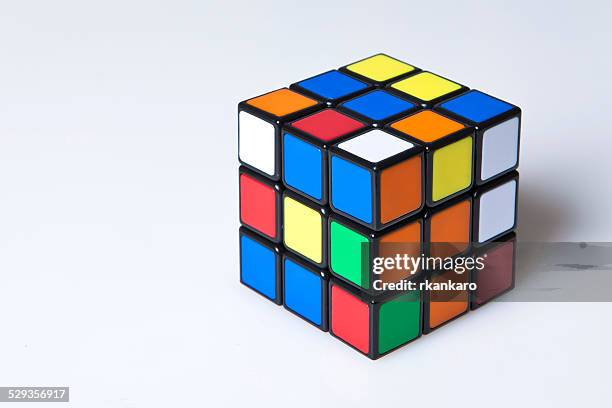 ungelöst rubik's cube - rubiks cube stock-fotos und bilder