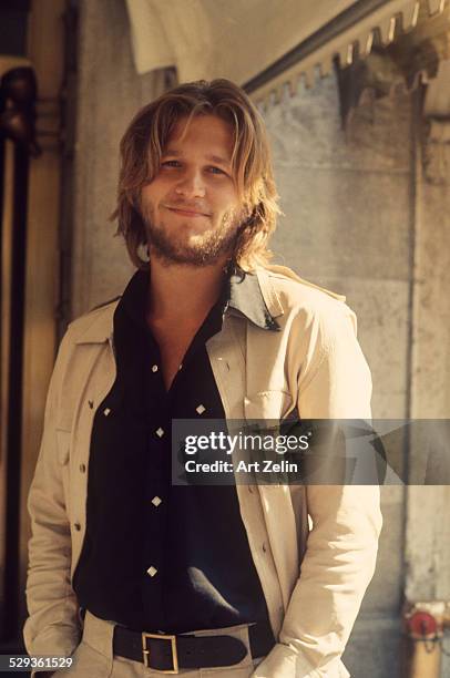 Jeff Bridges standing outside in New York city.; circa 1970; New York.