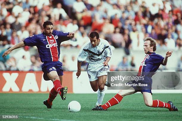 Franzoesische Liga 98/99, PARIS SAINT-GERMAIN - GIRONDINS BORDAUX 2:3, Paris; Eric RABESANDRATANA/Saint-German, Ali BENARBIA/Bordeaux, Francis...