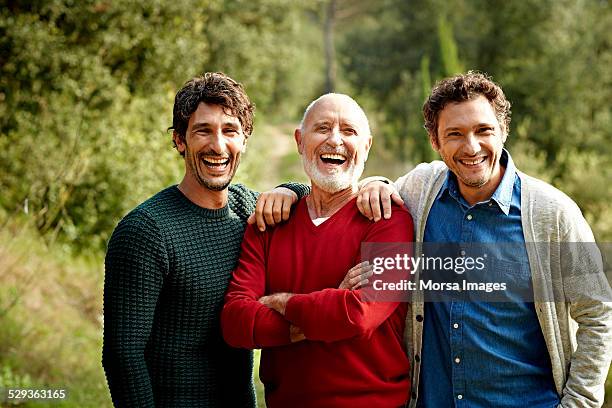 happy family at park - happy smiling family stockfoto's en -beelden