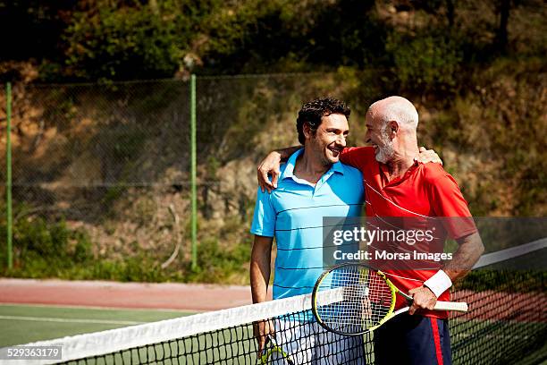 happy father and son on tennis court - rivalidade - fotografias e filmes do acervo