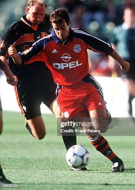 In Leverkusen; SV WERDER BREMEN - FC BAYERN MUENCHEN 1:2; Dieter EILTS/BREMEN gegen Mehmet SCHOLL/BAYERN