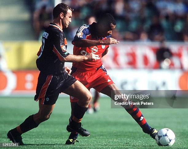 In Leverkusen; SV WERDER BREMEN - FC BAYERN MUENCHEN 1:2; Andree WIEDENER/BREMEN gegen Paulo SERGIO/BAYERN