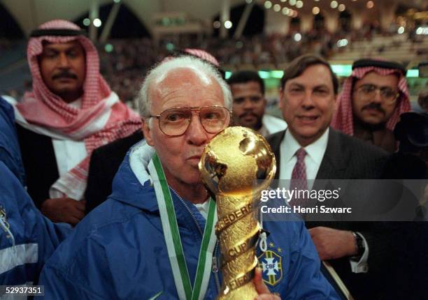 Finale in Saudi Arabien am 22.12.97, BRASILIEN Trainer Mario ZAGALLO kuesst den Pokal/BRA