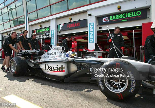 Von FRANKREICH 2002, Magny Cours; David COULTHARD/SCO - McLAREN MERCEDES - vor der Ferrari-Box