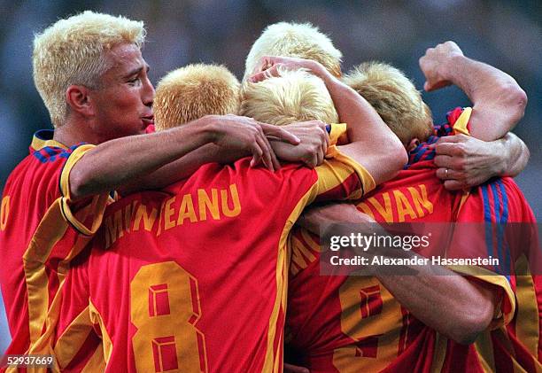 Paris St.Denis, 26.06.98, RUMAENIEN 1 , TORJUBEL ROM - Die gesamte Mannschaft faerbte sich vor dem Spiel die Haare blond.