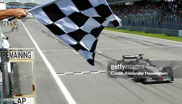 Von Malaysia 2003, Kuala Lumpur; Zielflagge fuer Sieger Kimi RAEIKKOENEN/FIN - McLaren Mercedes -