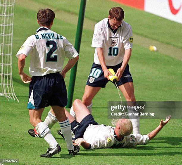 London; 0:2 TORJUBEL ENGLAND; Gary NEVILLE, Paul GASCOIGNE am Boden, Teddy SHERINGHAM/ENG