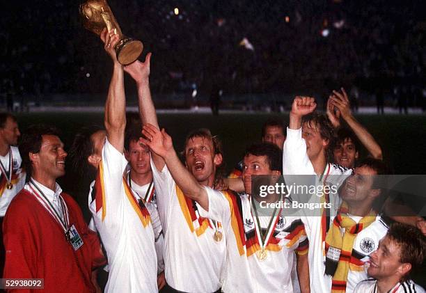 Mailand, 08.07.90, DEUTSCHLAND FUSSBALLWELTMEISTER 1990, v.lks.: Rainer BONHOF, Klaus AUGENTHALER, Stefan REUTER, Andreas BREHME, Lothar MATTHAEUS,...