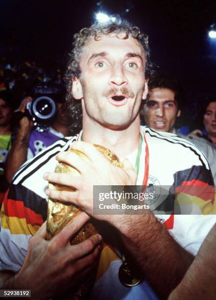 In ITALIEN, Finale, Rom; DEUTSCHLAND 0; DEUTSCHLAND WELTMEISTER; Rudi VOELLER/GER mit Pokal