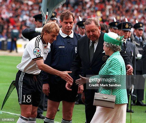 London; Deutschland - Europameister 1996; v.lks.: Kapitaen Juergen KLINSMANN/SR PAIRETTO/Lennart JONANNSSON/QUEEN ELIZABETH